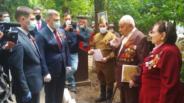 В День Победы ветеранов Краснодара поздравляют у их домов торжественным маршем и военными песнями