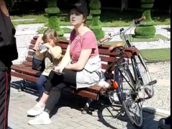 Актриса Банщикова поссорилась с полицейскими и казаками в Геленджике. ВИДЕО