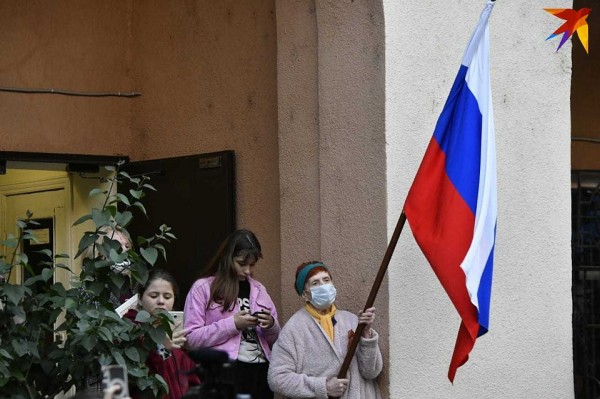 В Краснодаре жители улицы, которая названа в честь героя войны, всей многоэтажкой спели «День Победы» В Краснодаре жители улицы, которая названа в честь героя войны, всей многоэтажкой спели «День Победы»