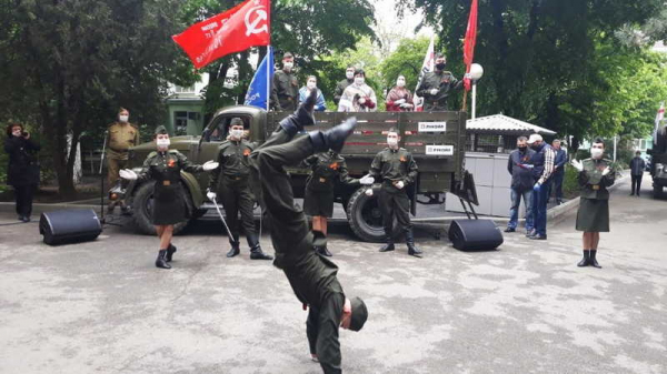 Концертами и парадами во дворах поздравили 186 ветеранов Краснодара