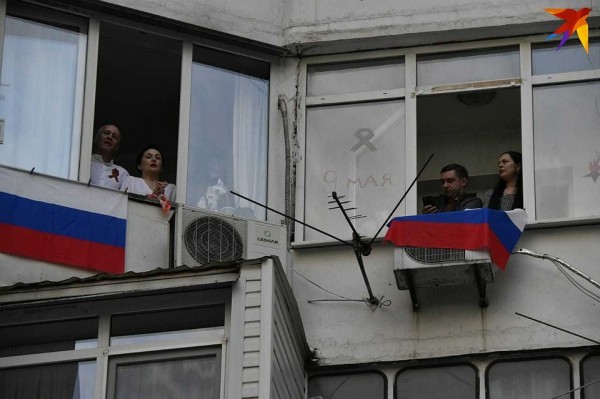 В Краснодаре жители улицы, которая названа в честь героя войны, всей многоэтажкой спели «День Победы» В Краснодаре жители улицы, которая названа в честь героя войны, всей многоэтажкой спели «День Победы»