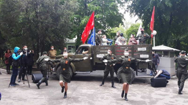 Концертами и парадами во дворах поздравили 186 ветеранов Краснодара