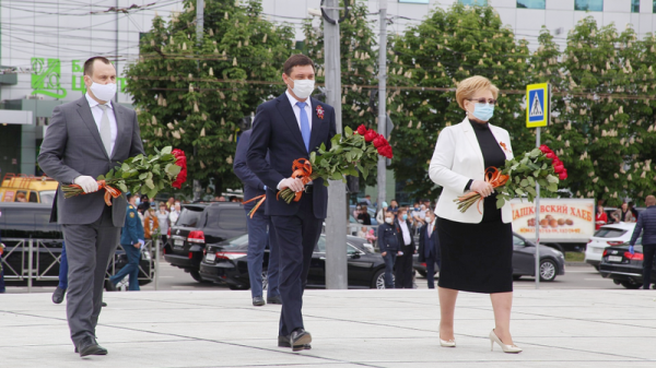 В честь Дня Победы в Краснодаре возложили венки и цветы к мемориалу «Вечный огонь» В честь Дня Победы в Краснодаре возложили венки и цветы к мемориалу «Вечный огонь»
