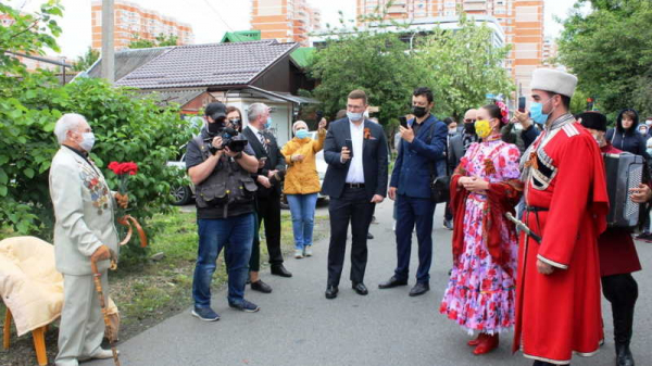 В День Победы ветеранов Краснодара поздравляют у их домов торжественным маршем и военными песнями