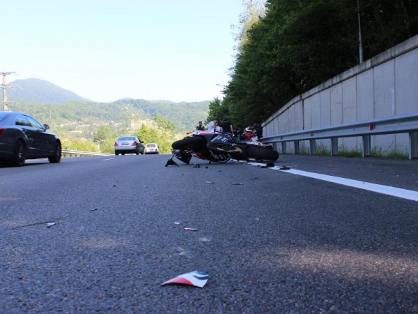 В Сочи мотоциклист на высокой скорости врезался в ограждение