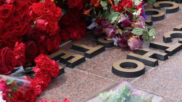 В честь Дня Победы в Краснодаре возложили венки и цветы к мемориалу «Вечный огонь» В честь Дня Победы в Краснодаре возложили венки и цветы к мемориалу «Вечный огонь»