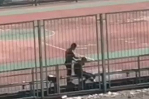 «Карантин же не нарушали!»: житель Новороссийска вызвал парикмахера на спортплощадку у дома, не дождавшись открытия салонов «Карантин же не нарушали!»: житель Новороссийска вызвал парикмахера на спортплощадку у дома, не дождавшись открытия салонов