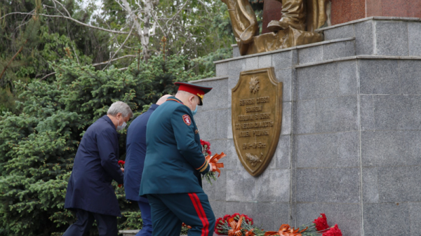 В честь Дня Победы в Краснодаре возложили венки и цветы к мемориалу «Вечный огонь» В честь Дня Победы в Краснодаре возложили венки и цветы к мемориалу «Вечный огонь»