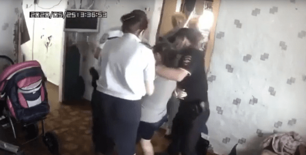 Органы опеки под плач и крики забрали пять детей из семьи (ВИДЕО)