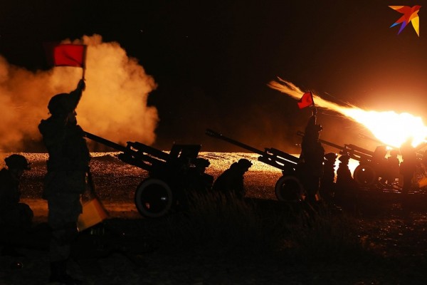 В Новороссийске в День Победы прогремел праздничный салют В Новороссийске в День Победы прогремел праздничный салют