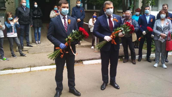 В День Победы ветеранов Краснодара поздравляют у их домов торжественным маршем и военными песнями