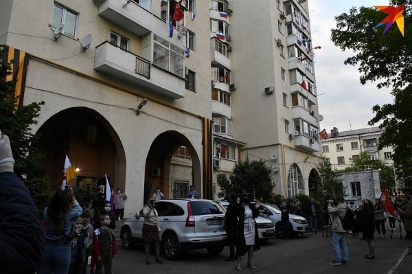 В Краснодаре жители улицы, которая названа в честь героя войны, всей многоэтажкой спели «День Победы» В Краснодаре жители улицы, которая названа в честь героя войны, всей многоэтажкой спели «День Победы»