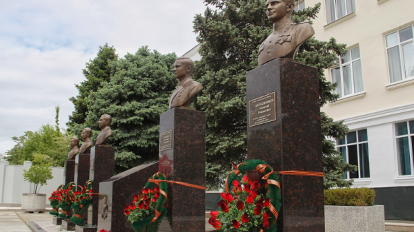 В Краснодаре ко Дню Победы установили бюсты студентам и преподавателям КубГТУ &mdash; Героям Советского Союза