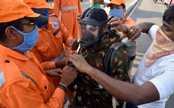 Утечка газа на химическом заводе (ВИДЕО) Утечка газа на химическом заводе (ВИДЕО)