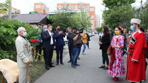 Концертами и парадами во дворах поздравили 186 ветеранов Краснодара