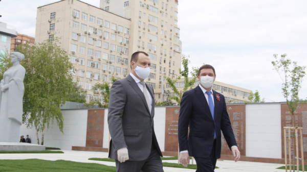 В честь Дня Победы в Краснодаре возложили венки и цветы к мемориалу «Вечный огонь» В честь Дня Победы в Краснодаре возложили венки и цветы к мемориалу «Вечный огонь»