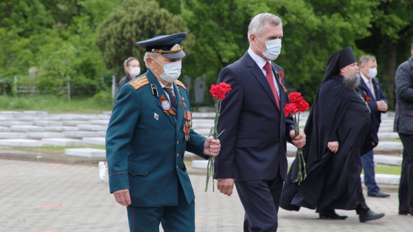 В честь Дня Победы в Краснодаре возложили венки и цветы к мемориалу «Вечный огонь» В честь Дня Победы в Краснодаре возложили венки и цветы к мемориалу «Вечный огонь»