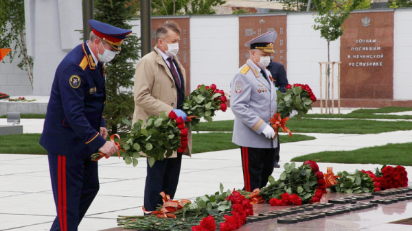В честь Дня Победы в Краснодаре возложили венки и цветы к мемориалу «Вечный огонь» В честь Дня Победы в Краснодаре возложили венки и цветы к мемориалу «Вечный огонь»