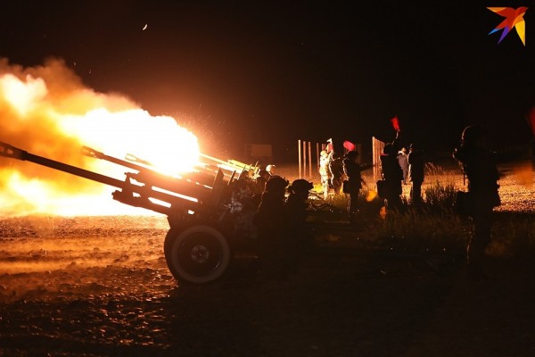 В Новороссийске в День Победы прогремел праздничный салют В Новороссийске в День Победы прогремел праздничный салют