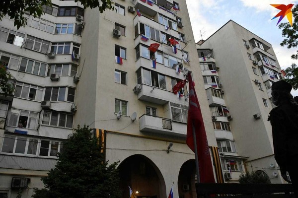 В Краснодаре жители улицы, которая названа в честь героя войны, всей многоэтажкой спели «День Победы» В Краснодаре жители улицы, которая названа в честь героя войны, всей многоэтажкой спели «День Победы»