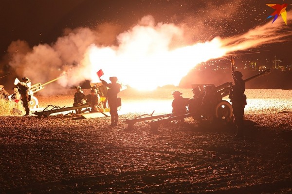 В Новороссийске в День Победы прогремел праздничный салют В Новороссийске в День Победы прогремел праздничный салют
