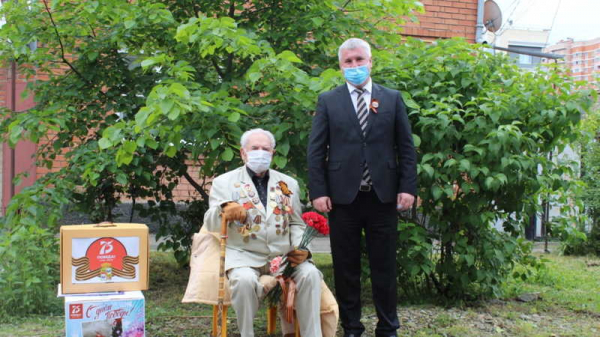 В День Победы ветеранов Краснодара поздравляют у их домов торжественным маршем и военными песнями