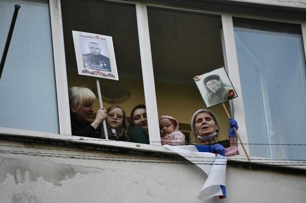 В Краснодаре жители улицы, которая названа в честь героя войны, всей многоэтажкой спели «День Победы» В Краснодаре жители улицы, которая названа в честь героя войны, всей многоэтажкой спели «День Победы»