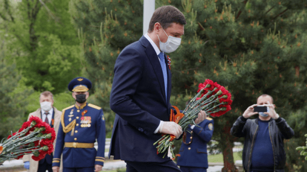 В честь Дня Победы в Краснодаре возложили венки и цветы к мемориалу «Вечный огонь» В честь Дня Победы в Краснодаре возложили венки и цветы к мемориалу «Вечный огонь»