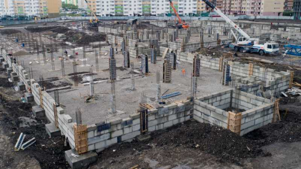 В микрорайоне Гидростроителей Краснодара возводят цокольный этаж новой большой школы на 1550 мест В микрорайоне Гидростроителей Краснодара возводят цокольный этаж новой большой школы на 1550 мест