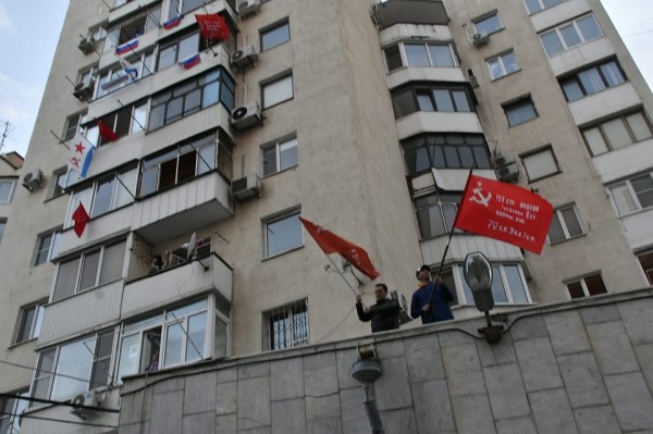 В Краснодаре жители улицы, которая названа в честь героя войны, всей многоэтажкой спели «День Победы» В Краснодаре жители улицы, которая названа в честь героя войны, всей многоэтажкой спели «День Победы»