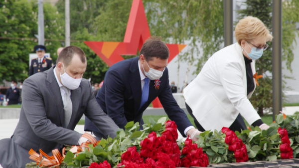 В честь Дня Победы в Краснодаре возложили венки и цветы к мемориалу «Вечный огонь» В честь Дня Победы в Краснодаре возложили венки и цветы к мемориалу «Вечный огонь»