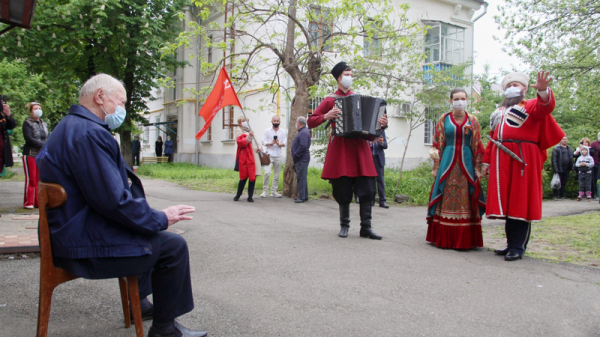 Концертами и парадами во дворах поздравили 186 ветеранов Краснодара