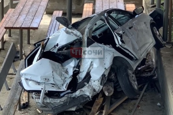 В Сочи автомобиль "улетел" на кладбище: один человек погиб, четверо пострадали 