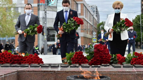 В честь Дня Победы в Краснодаре возложили венки и цветы к мемориалу «Вечный огонь» В честь Дня Победы в Краснодаре возложили венки и цветы к мемориалу «Вечный огонь»