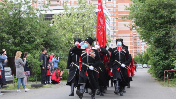 В День Победы ветеранов Краснодара поздравляют у их домов торжественным маршем и военными песнями