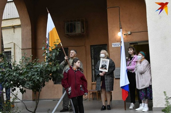 В Краснодаре жители улицы, которая названа в честь героя войны, всей многоэтажкой спели «День Победы» В Краснодаре жители улицы, которая названа в честь героя войны, всей многоэтажкой спели «День Победы»