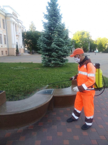 Управляющим организациям Краснодара бесплатно передали ещё 8 тонн дезинфицирующего средства Управляющим организациям Краснодара бесплатно передали ещё 8 тонн дезинфицирующего средства