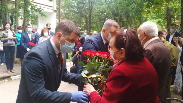 Концертами и парадами во дворах поздравили 186 ветеранов Краснодара