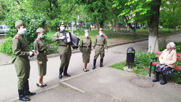 Концертами и парадами во дворах поздравили 186 ветеранов Краснодара