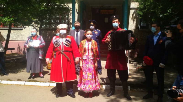 В День Победы ветеранов Краснодара поздравляют у их домов торжественным маршем и военными песнями