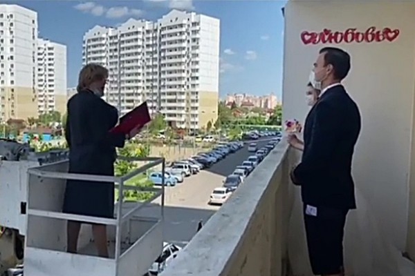 Свадьба на балконе в Краснодаре: регистрация брака оказалась постановкой