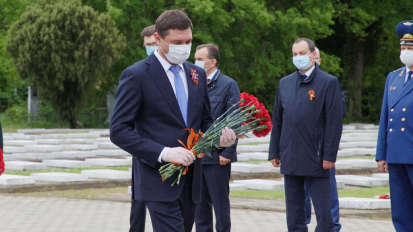 В честь Дня Победы в Краснодаре возложили венки и цветы к мемориалу «Вечный огонь» В честь Дня Победы в Краснодаре возложили венки и цветы к мемориалу «Вечный огонь»