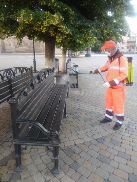 Управляющим организациям Краснодара бесплатно передали ещё 8 тонн дезинфицирующего средства Управляющим организациям Краснодара бесплатно передали ещё 8 тонн дезинфицирующего средства