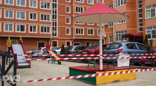 Двое детей остались одни на улице, когда их отца задержали за нарушение карантина в Крымском районе Двое детей остались одни на улице, когда их отца задержали за нарушение карантина в Крымском районе