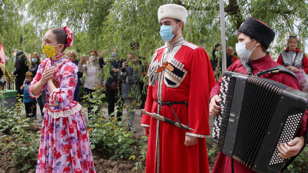 Концертами и парадами во дворах поздравили 186 ветеранов Краснодара