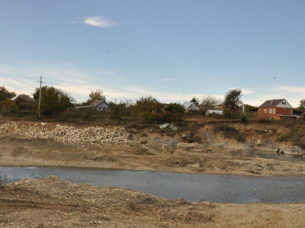 В Апшеронском районе Кубани строят берегоукрепительные сооружения на реке Пшеха