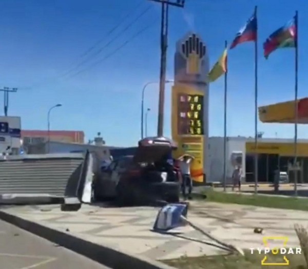 В Краснодаре автомобиль снес остановку общественного транспорта В Краснодаре автомобиль снес остановку общественного транспорта