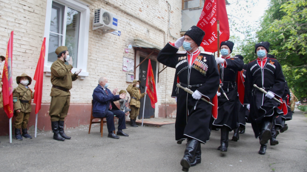 Концертами и парадами во дворах поздравили 186 ветеранов Краснодара