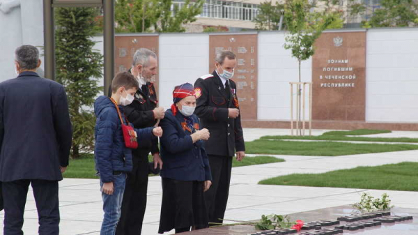 В честь Дня Победы в Краснодаре возложили венки и цветы к мемориалу «Вечный огонь» В честь Дня Победы в Краснодаре возложили венки и цветы к мемориалу «Вечный огонь»