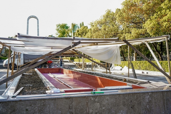 В Сочи завершают реконструкцию фонтана у стелы “Подвиг во имя жизни”, который не ремонтировали 25 лет. ФОТО